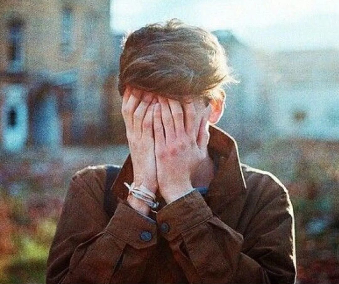 Подростки на фото закрывают лицо i wanna touch his hair Thomas sangster, Thomas brodie, Thomas brodie sangster