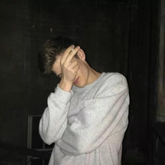 Подростки на фото закрывают лицо pinterest ❥ - @xoslump Tumblr boys, Cute white boys, Cute boys