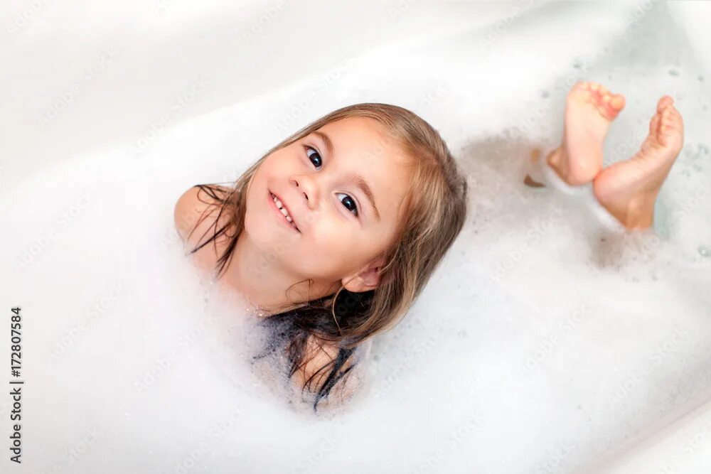 Подростки в ванне фото happy little girl is taking a bath with a foam фотография Stock Adobe Stock