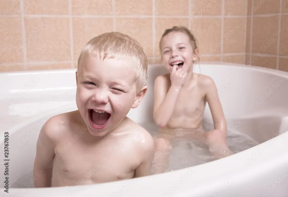 Подростки в ванной фото Little brother and sister in bathtub фотография Stock Adobe Stock