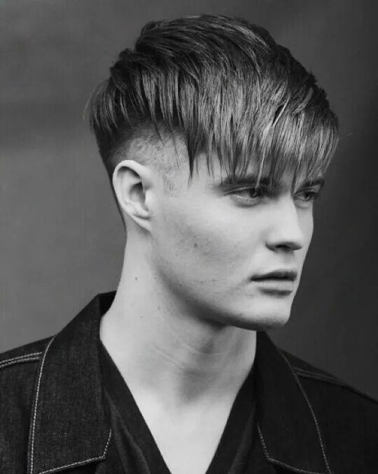 Подростковая мужская стрижка с челкой MensHairstyleTrends.com Mens haircuts short, Haircuts for men, Men hair color