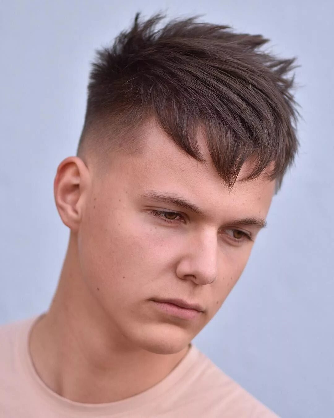 Подростковая мужская стрижка с челкой 15+ Haircuts For Teenage Guys: 2024 Trends in 2024 Round face haircuts, Hairstyl