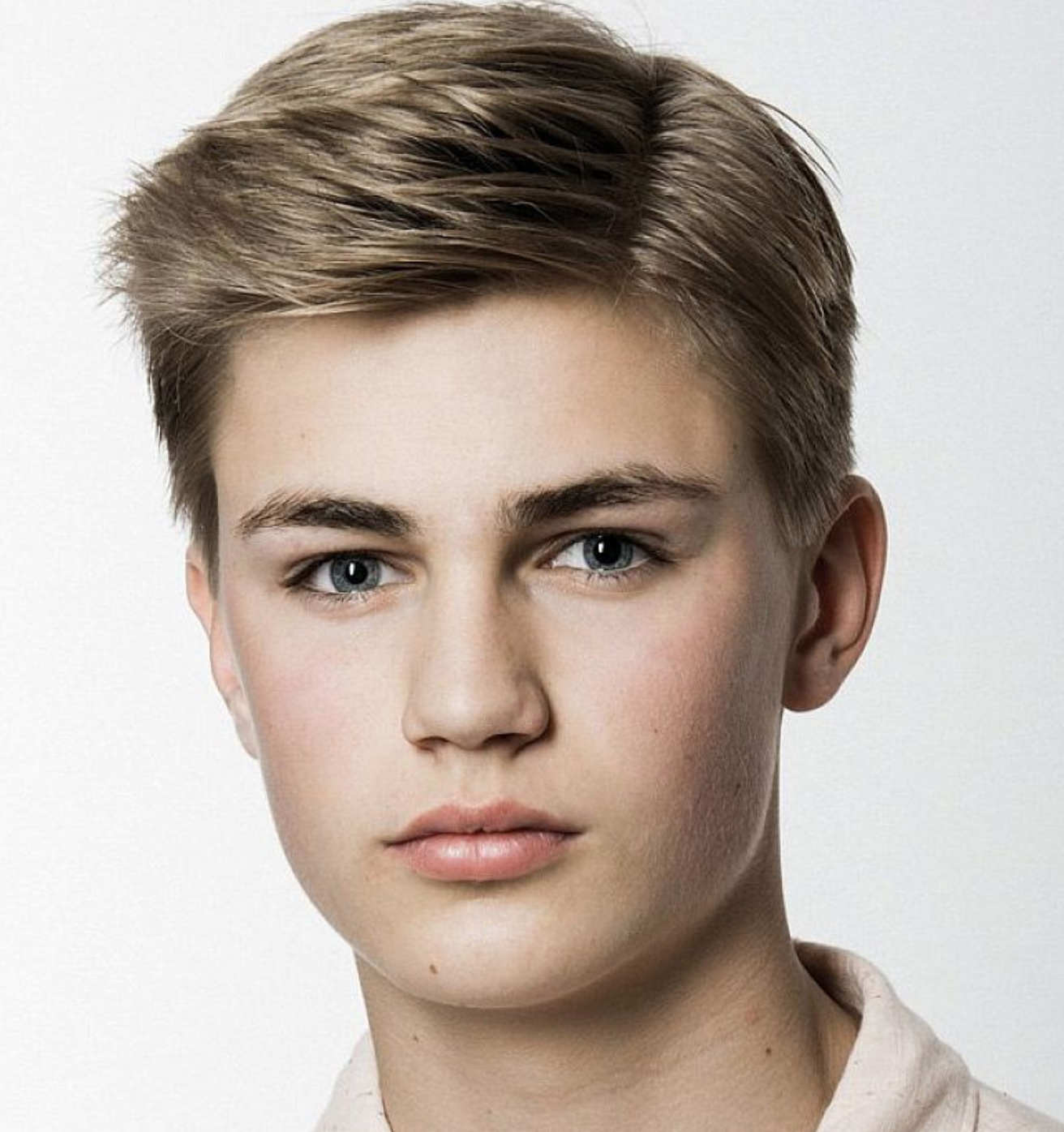 Подростковая стрижка для мальчика на средние волосы teen boy hair - id like ! Teen boy hairstyles, Short hair for boys, Teen boy hai