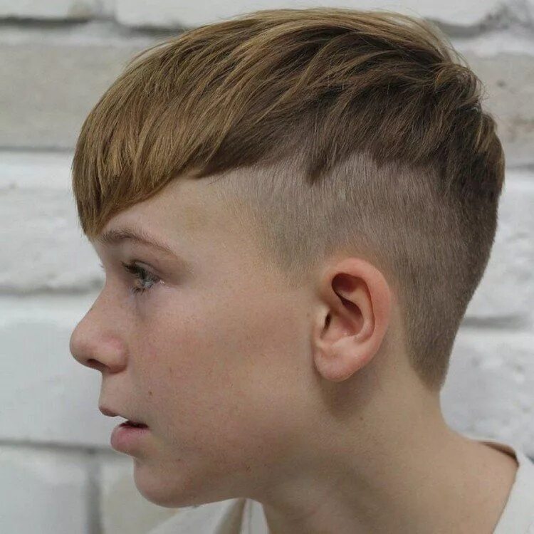 Подростковая стрижка для мальчика с длинной челкой Coupe petit garçon : les tendances de la coupe garçon sont au court Mens hairsty