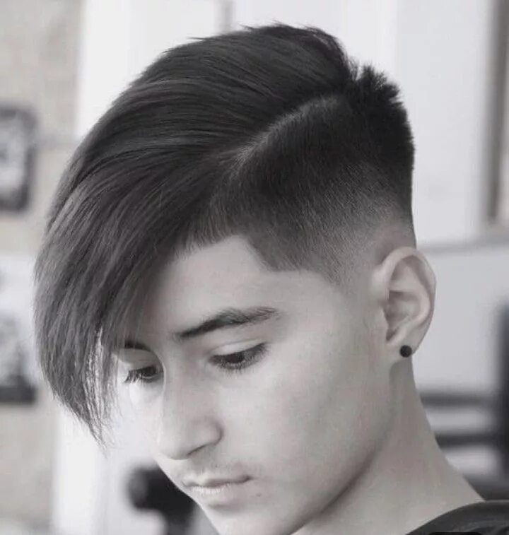 Подростковая стрижка мальчика с челкой Side men hairstyle Boy haircuts long, Long hair cuts, Boy hairstyles