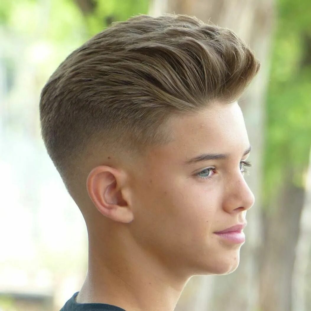 Подростковые стрижки для мальчиков фото модные Cheveux brossés en arrière + Dégradé à blanc moyen - Coupe de cheveux homme Coup