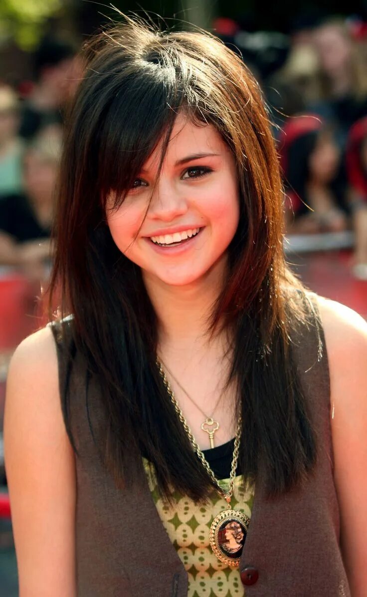 Подростковые стрижки на длинный волос девочки Selena Gomez's Beauty Evolution Selena gomez hair, Selena gomez haircut, Selena 