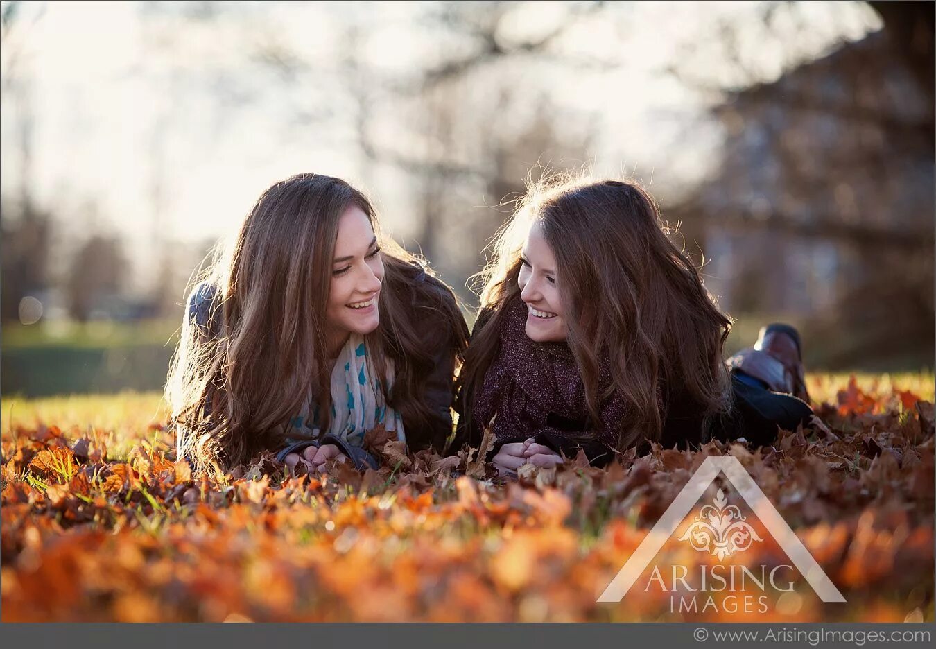 Подруги в лесу фото Cute fall senior pictures with your best friend! #arisingimages #michigan #fall.