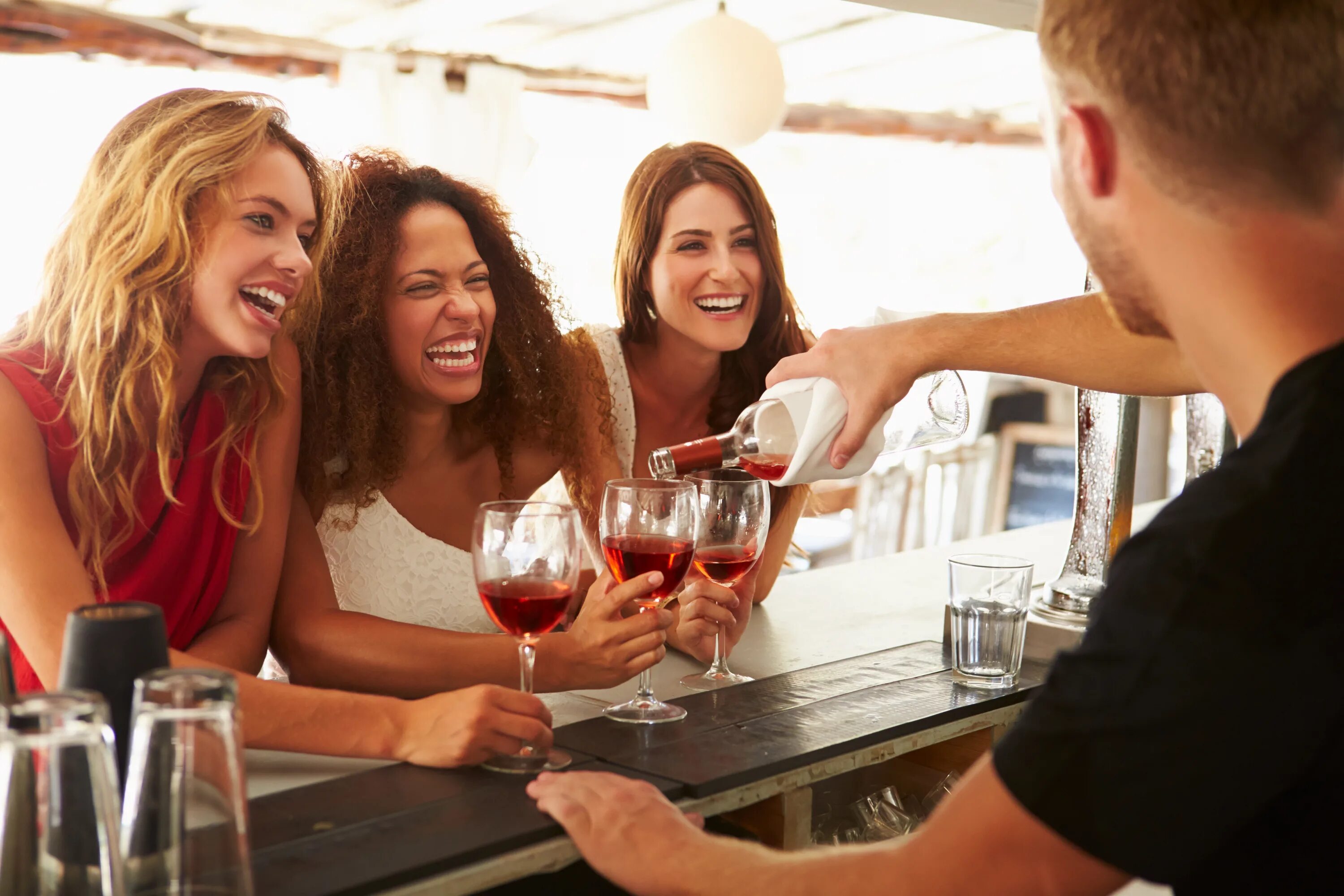 Подруги вино фото Three Female Friends Enjoying Drink At Outdoor Bar - Shelflife Magazine