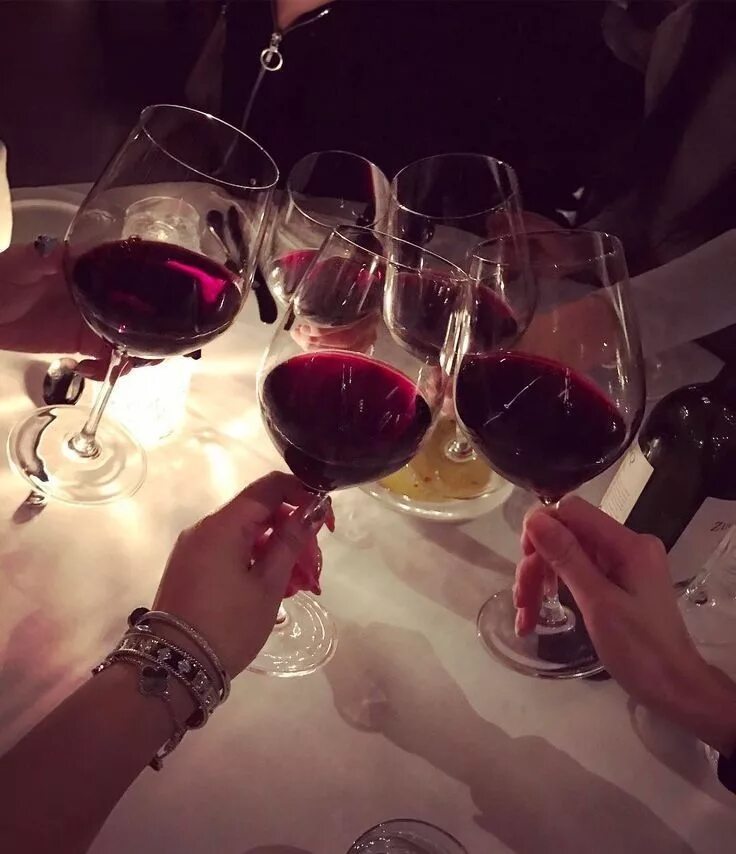 Подруги вино фото Pin by Carla Guaylupo Villavicencio on Poses para fotos Wine mom, Wine, Wine dri