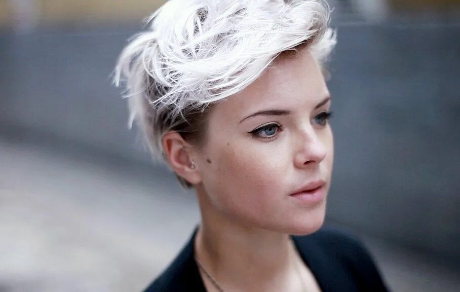 Подругу с короткой стрижкой lovelydyedlocks Platinum blonde hair, Short hair styles, Short hair cuts