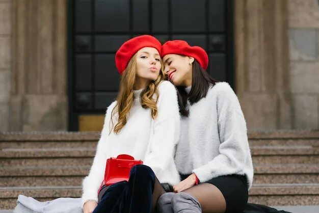 Подружка красная ул 70 фото Premium Photo Two girlfriends in red berets sit on the steps, smiling and blowin