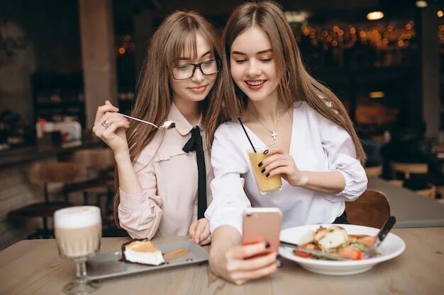 Подружки в кафе фото страница 2 Food Friend Изображения - скачать бесплатно на Freepik