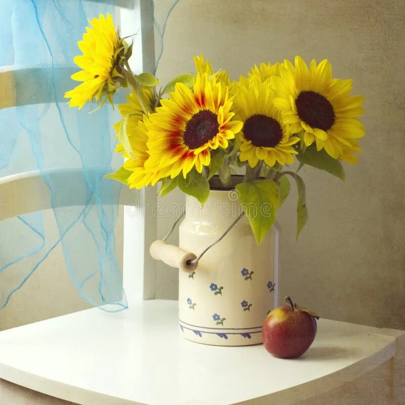 Подсолнухи в вазе фото Beautiful Sunflower Bouquet with Apple Stock Photo - Image of apple, bunch: 2683