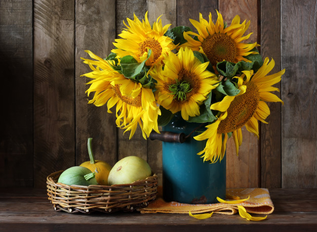 Подсолнухи в вазе фото Premium Photo Still life with bouquet of sunflowers in an old blue cans and pump