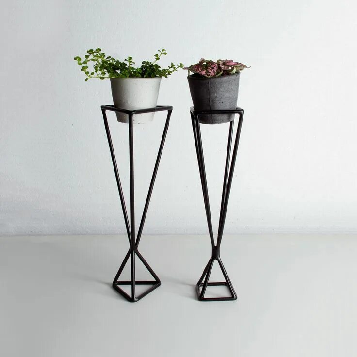 Подставки из металла напольные в стиле лофт Geometric Steel Plant Stand // Triangle House plants decor, Iron decor, Modern p