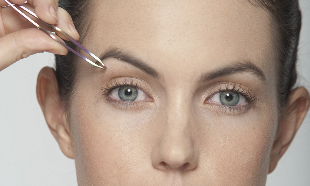 Подстричь брови фото Beauty Confidential: Get a brow lift in an instant