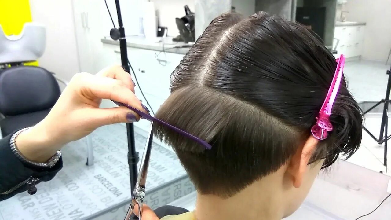 Подстричь короткую стрижку женскую видео Pixie haircut (стрижка "пикси"). Как стричь короткую женскую стрижку Короткие же