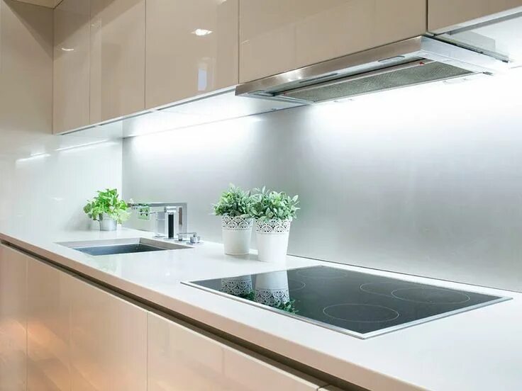 Подсветка фартука кухни фото Glass Splashback Installation Gold Coast Innenarchitektur küche, Moderne kücheni