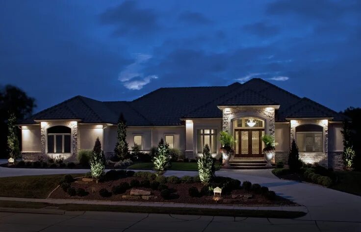 Подсветка одноэтажного дома снаружи фото McKay Landscape Lighting: Omaha Nebraska's Premier Lighting Experts House lighti