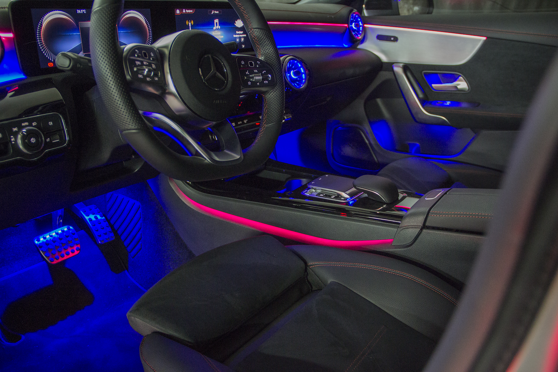 Подсветка салона фото Аренда Mercedes - Benz CLA200 в Москве