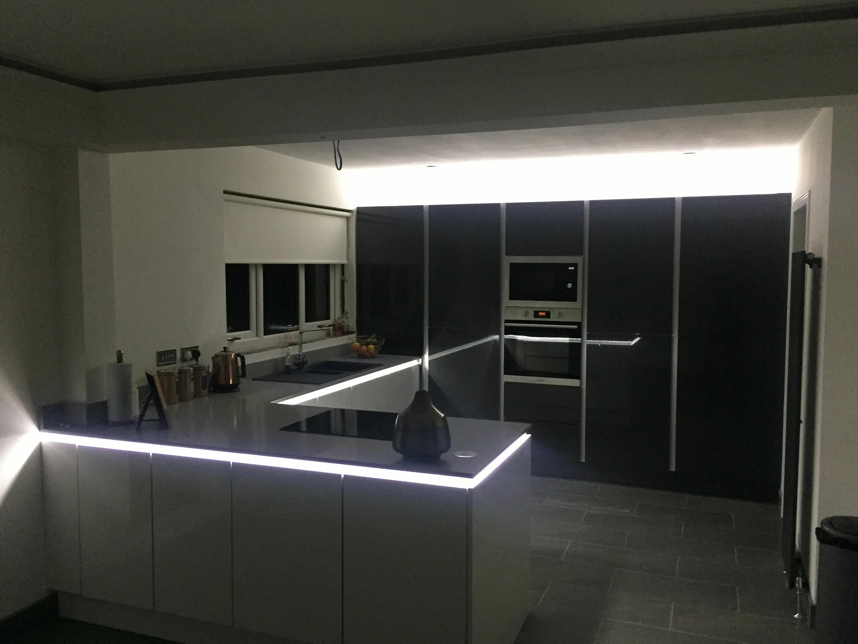 Подсветка в интерьере кухни LED Strip Lights for a Modern Kitchen