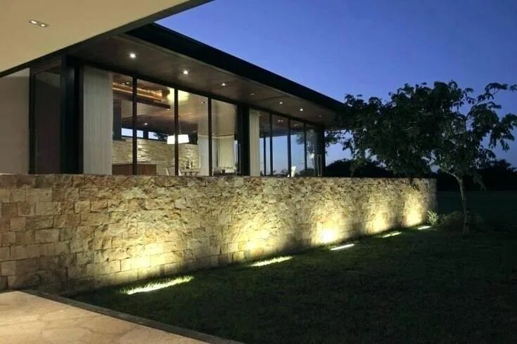 Подсветка забора загородного дома фото освещение забора Fence lighting, Travertine stone, Garden wall