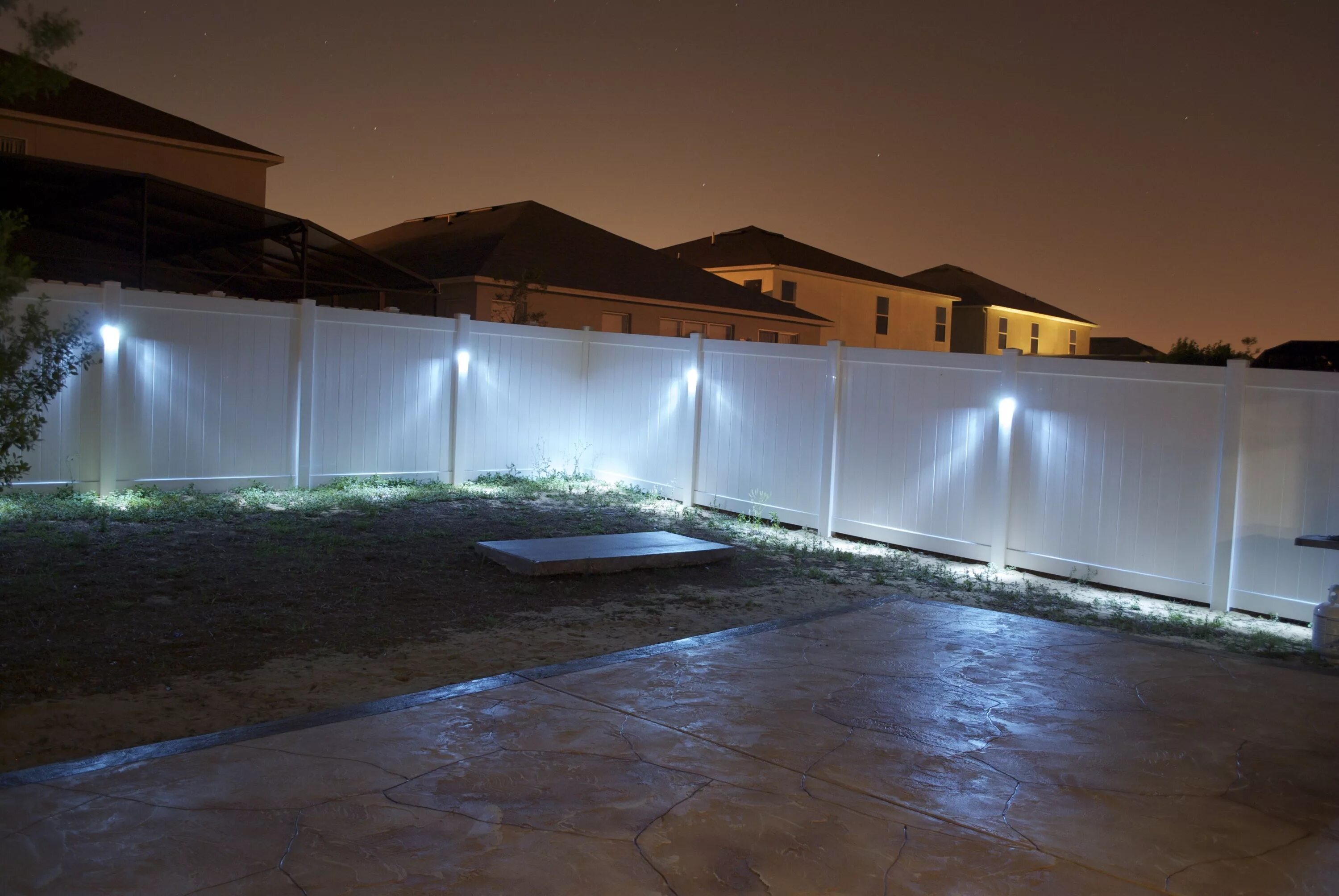 Подсветка заборов фото Additional Outdoor Lighting Ideas Fence lighting, Backyard fences, Backyard ligh