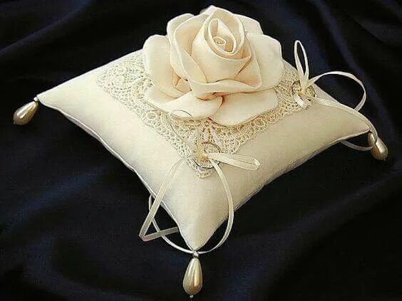 Подушечка для колец фото 23 (564x423, 127Kb) Ring pillow wedding, Wedding cushion, Wedding ring cushion