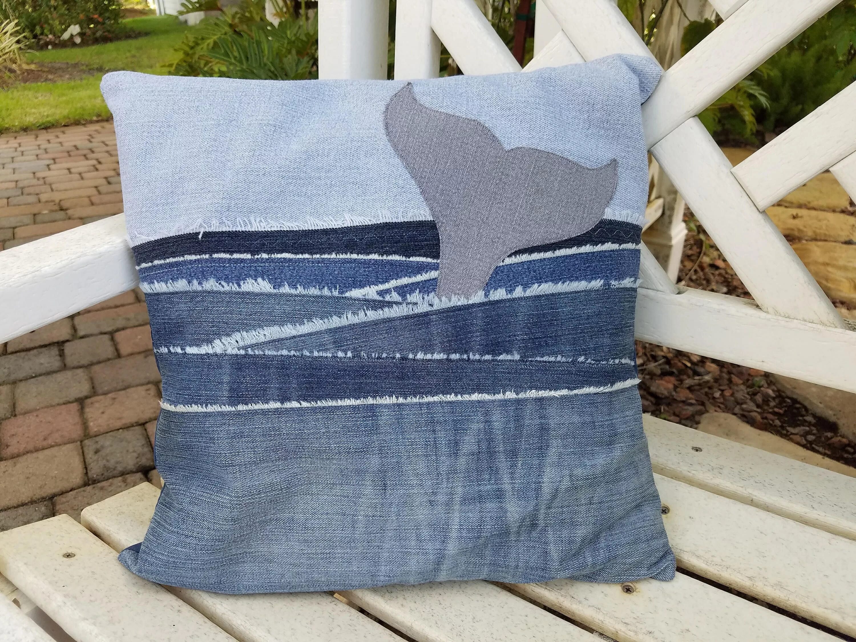 Подушка из джинсов своими руками выкройки Upcycled Denim Throw Pillow Cover Whale Tail in Water Etsy Denim pillow, Denim q