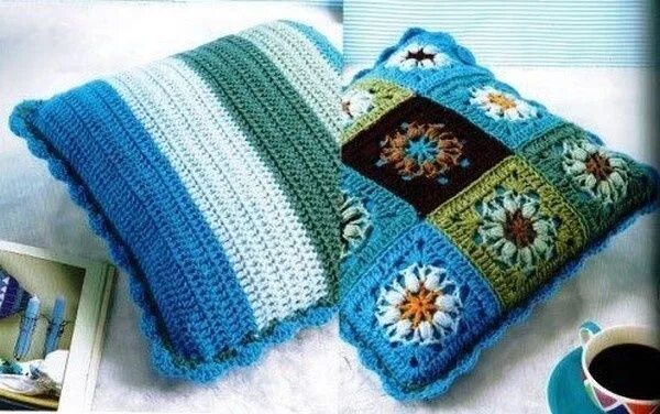 Подушка крючком схема фото Petits coussins - Fleurs et Applications au Crochet Coussin fleurs, Crochet, Cou