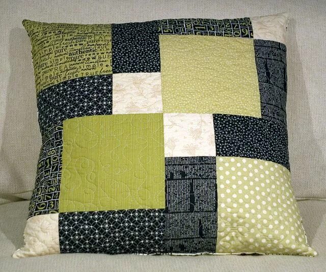 Подушка пэчворк схемы фото D9P pillow Quilted pillow covers, Sewing cushions, Quilted pillow