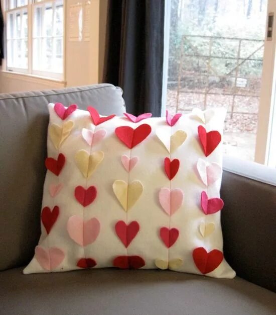 Подушка своими руками для декора Craft Your Own Valentine Pillows with These Free Sewing Tutorials