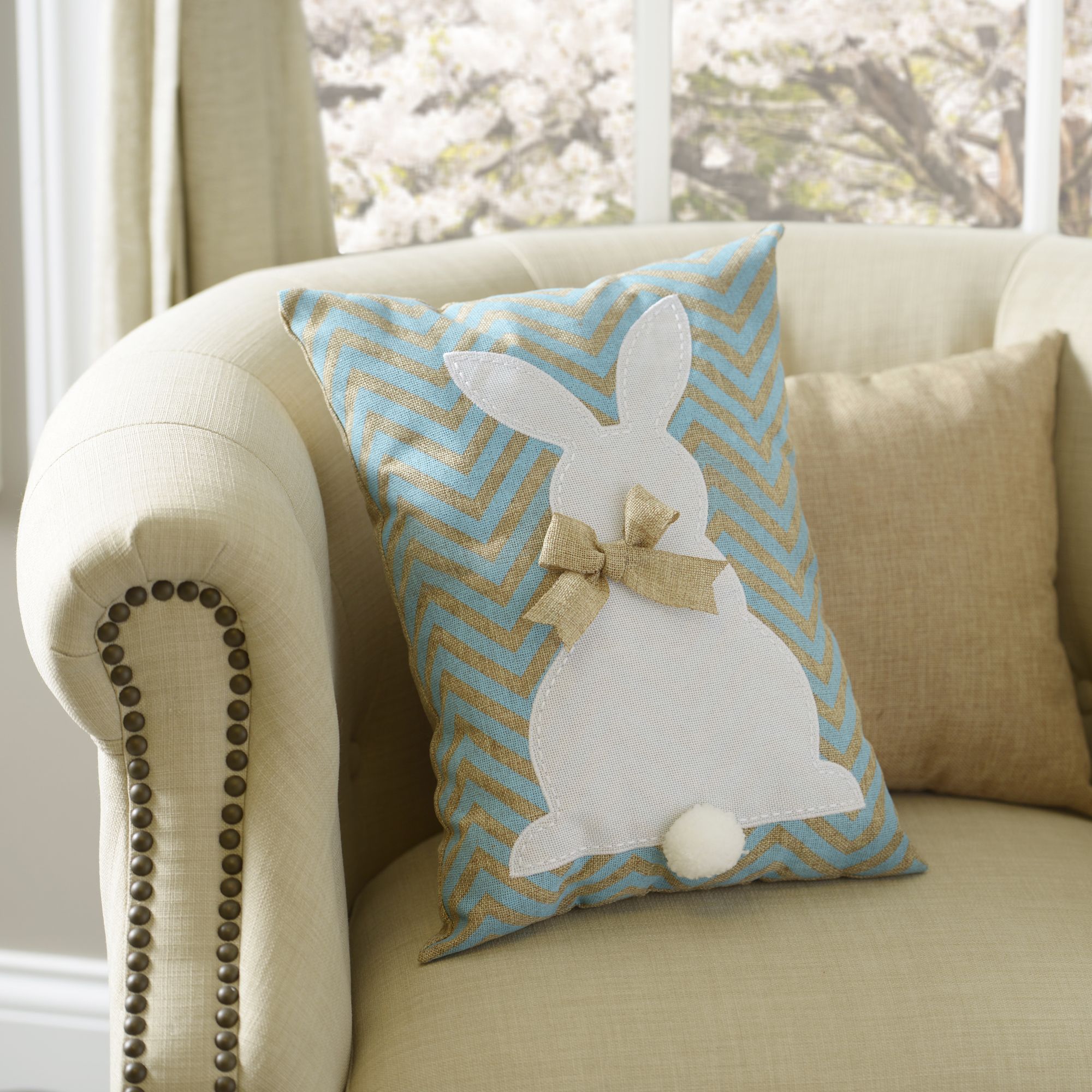 Подушка своими руками для декора Aqua Chevron Easter Bunny Burlap Pillow Pillows Pinterest Пасха, Подушки and Вес