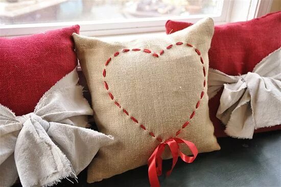 Подушка своими руками для декора в подарок 25 Adorable DIY Pillows for Valentine’s Day Diy valentine's pillows, Valentines 