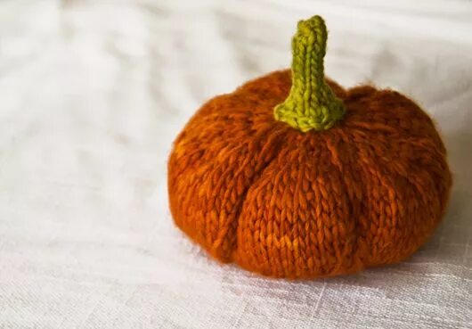 Подушка тыква вязаная крючком схема Knitted pumpkin. Fun! Fall knitting patterns, Pumpkin patterns free, Pumpkin pat