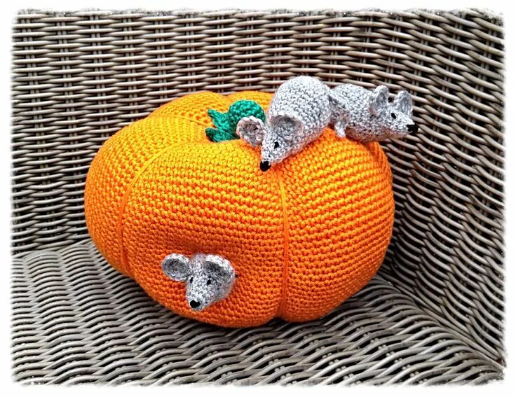 Подушка тыква вязаная крючком схема Gehaakte pompoen met grappige muisjes Halloween crochet patterns, Crochet pumpki