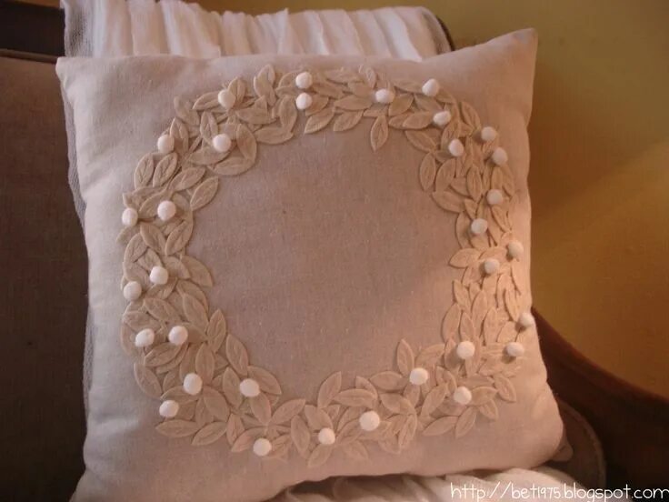 Подушки декоративные своими руками фото Christmas Wreath Pillow Pottery barn pillows, Christmas pillows diy, Pottery bar