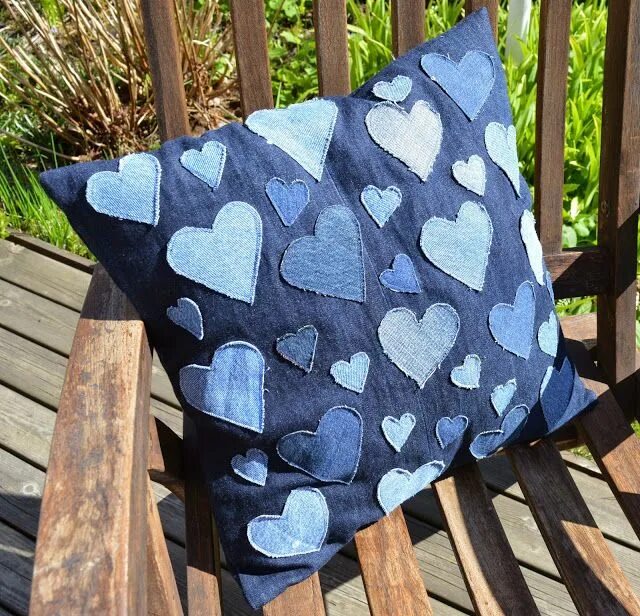 Подушки из джинсы своими руками фото Ohjeet farkkujen totaalikierrätykseen, osa 8 Denim crafts diy, Applique pillows,