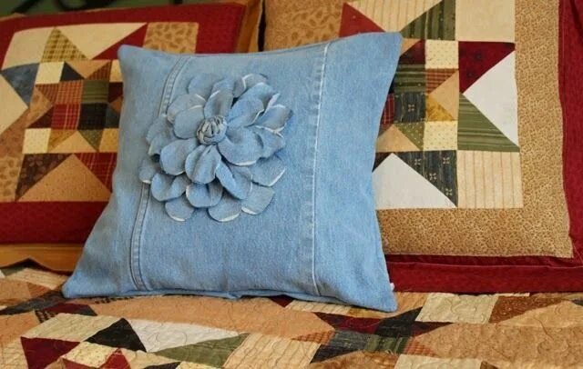 Подушки из ткани своими руками фото Ideas of decorative pillows from old jeans Recycled jean crafts Recycled fabric,