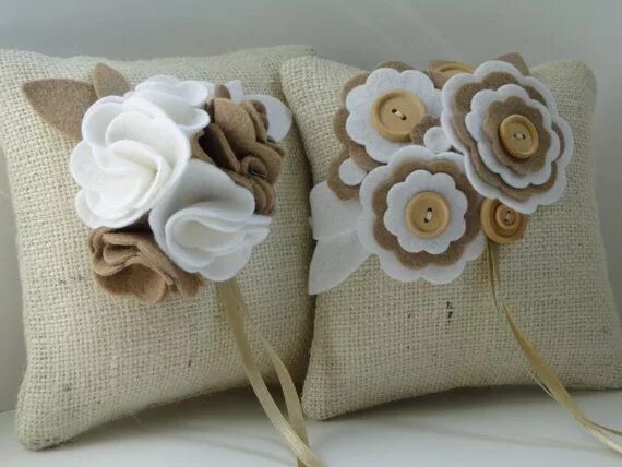 Подушки из ткани своими руками фото Burlap Ring pillow with felt flowers Felt pillow, Felt flowers, Burlap