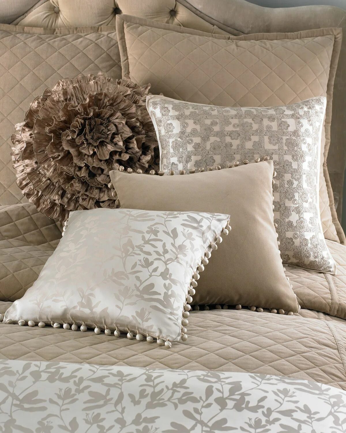 Подушки на кровати в интерьере спальни фото Ann Gish Leaf Pattern Pillows from "Willow" Bed Lined Ensemble Home bedroom, Bed