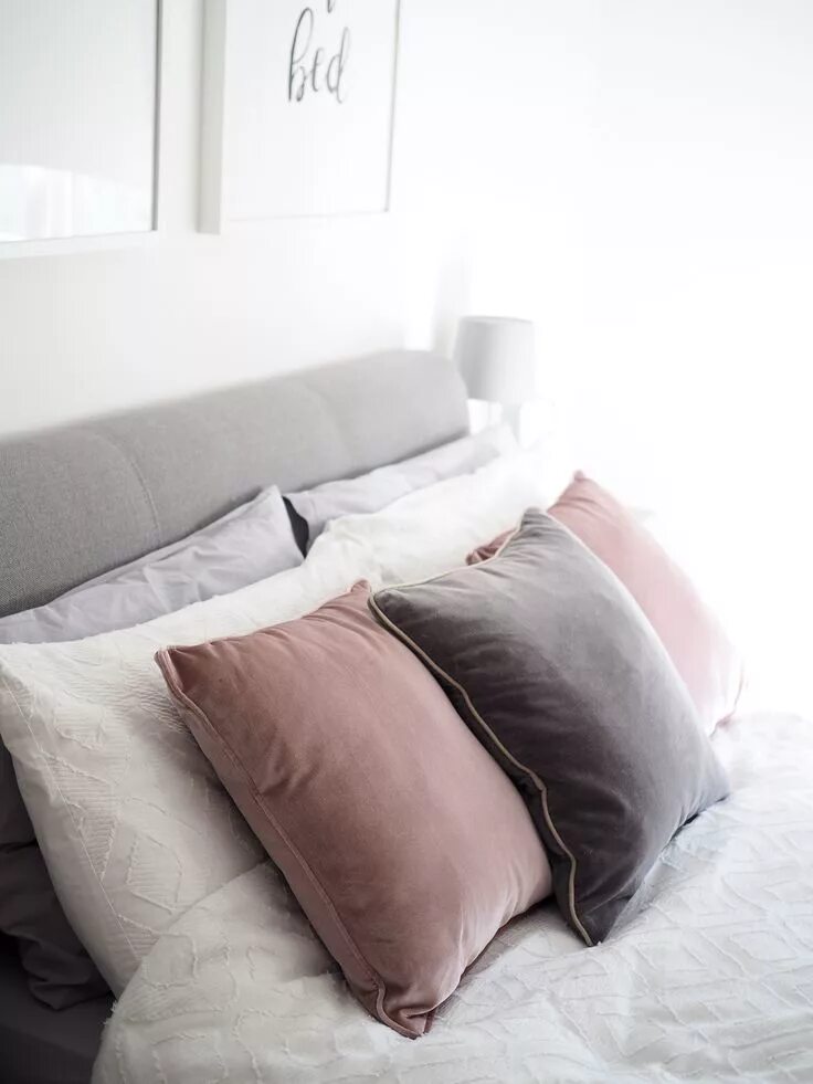 Подушки в спальню фото Bedroom Tour Pink and Grey Bedroom Decor - Bang on Style Pink and grey cushions,