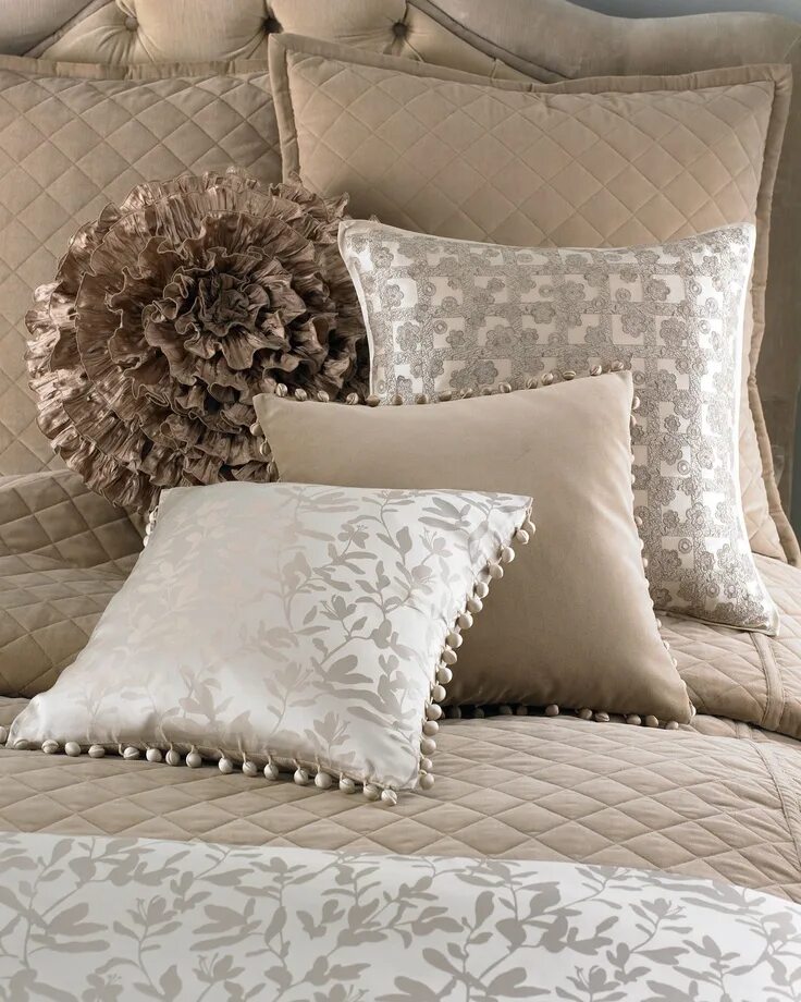 Подушки в спальню на кровать фото Ann Gish Leaf Pattern Pillows from "Willow" Bed Lined Ensemble Pillows, Glam pil