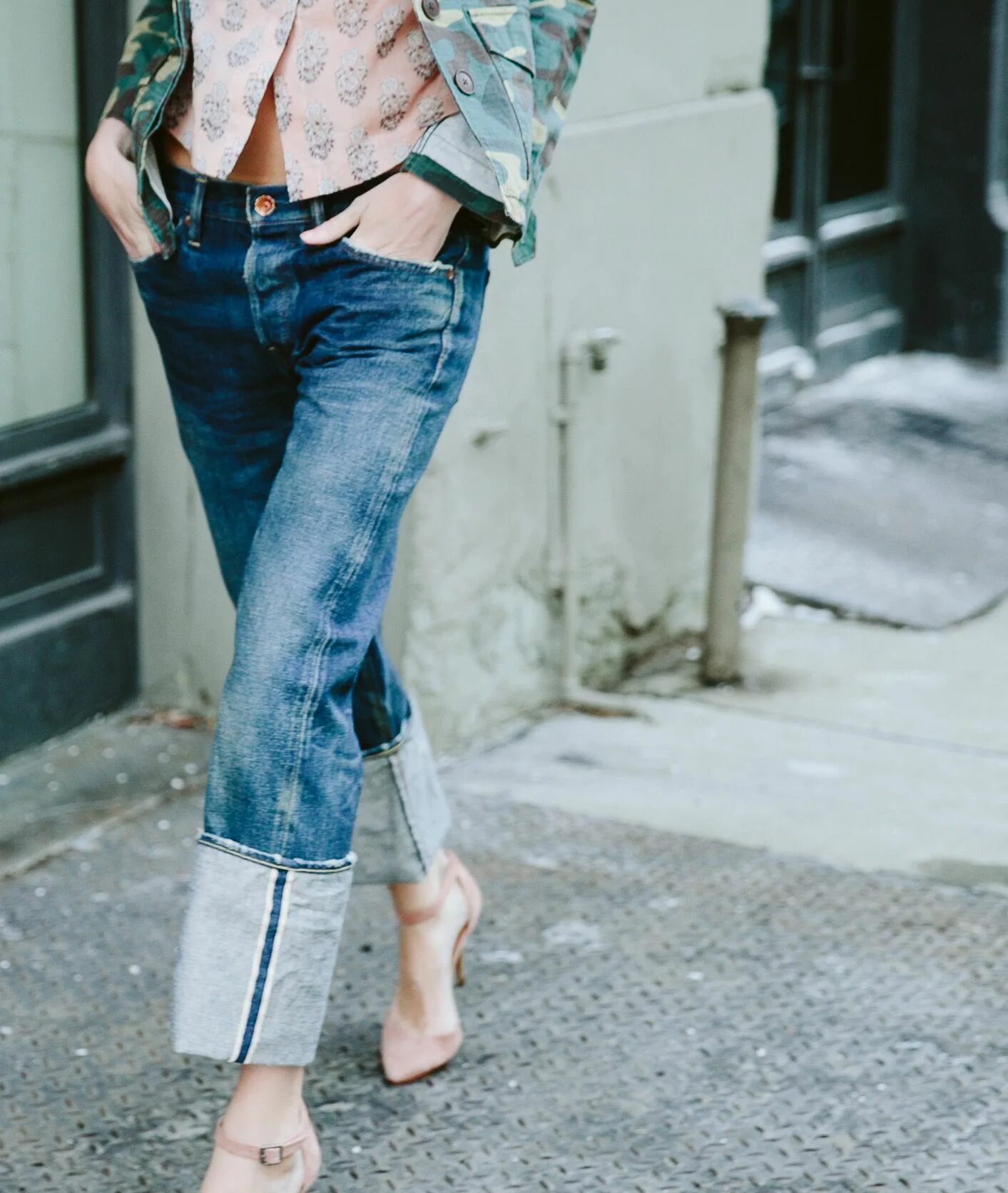 Подвернутые джинсы женские фото Noticed: The Exaggerated Denim Cuff Denim fashion, Fashion, Denim women
