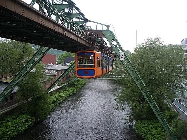 Подвесная дорога фото File:Wuppertal Schwebebahn 2005.jpg - Wikipedia