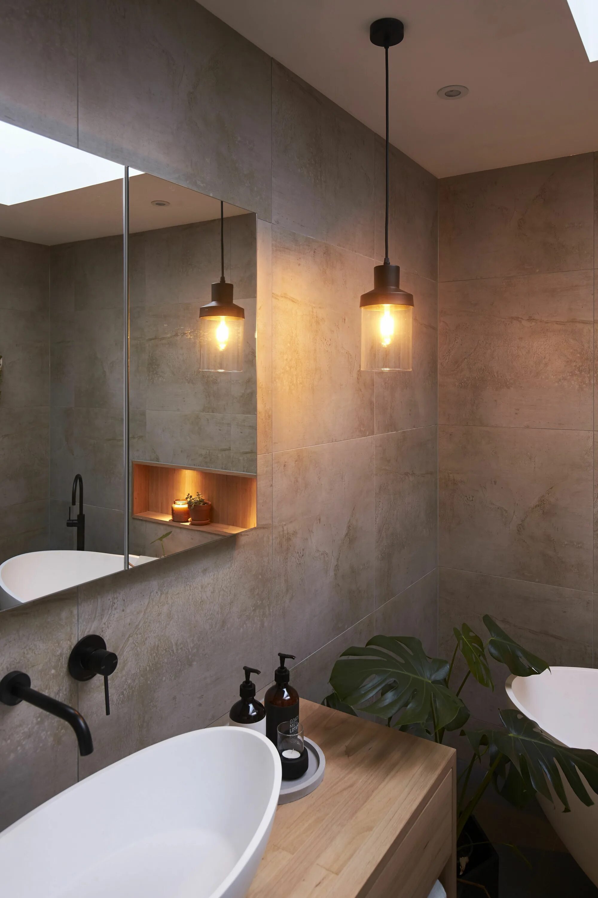 Подвесная ванная фото Make lighting a feature in your bathroom with a combination of lighting #bunning