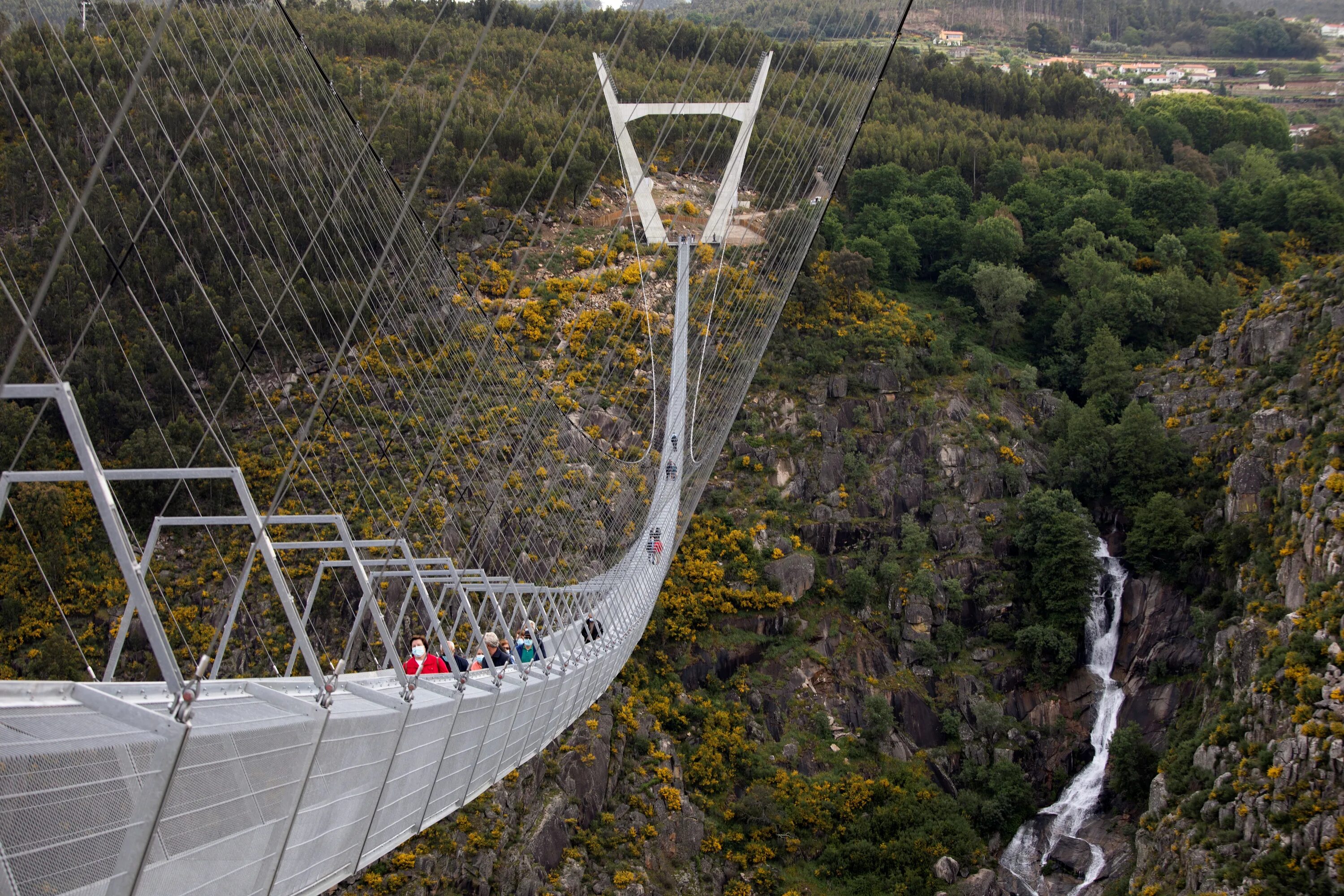 Подвесной мост фото High anxiety: World's longest pedestrian suspension bridge opens in Portugal Reu