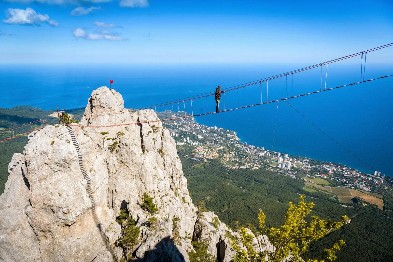 Подвесной мост на ай петри фото 100 самых красивых мест России - Russia Beyond по-русски Most beautiful places, 