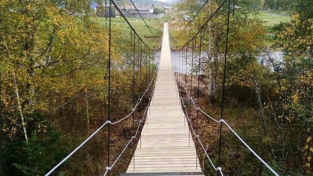 Подвесной мост в Каменномостком на реке Белой, Адыгея. Легко найти, а столько кр